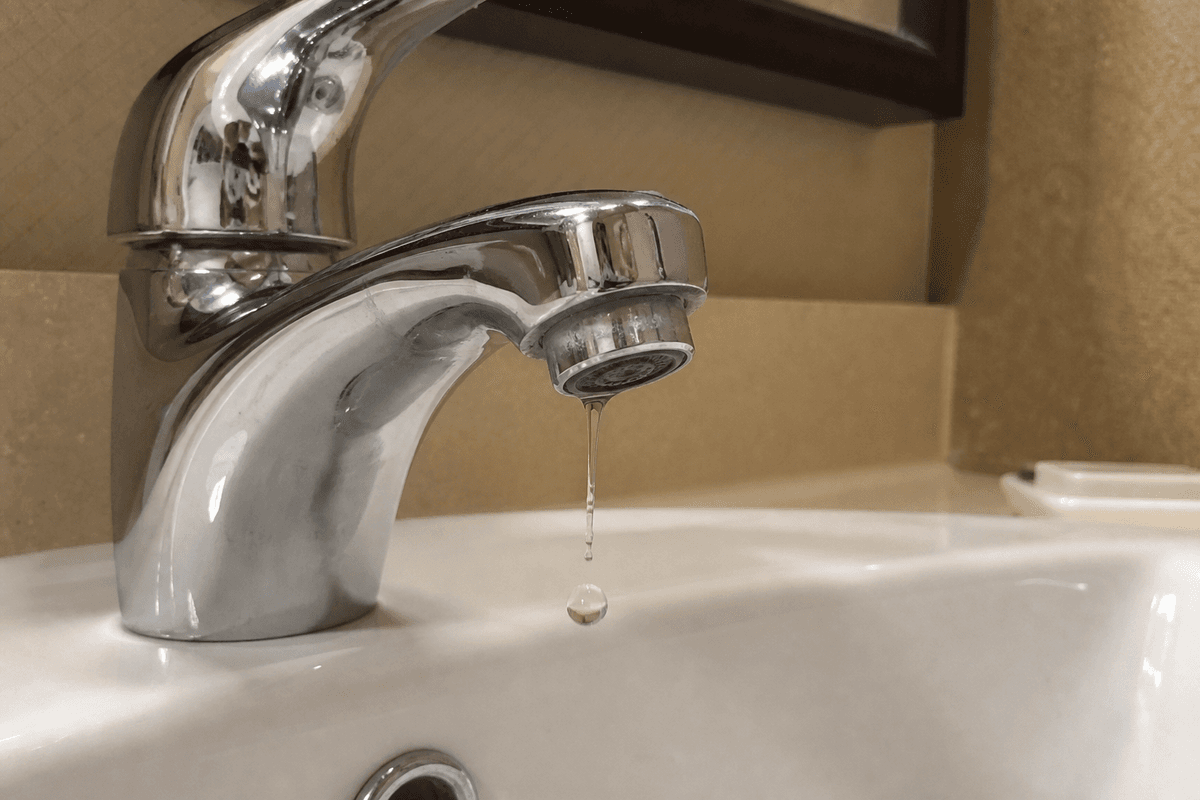 Photo réaliste d'un robinet qui fuit dans un lavabo de salle de bain
